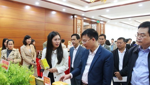 Các đại biểu tham quan gian hàng trưng bày, giới thiệu một số sản phẩm tiêu biểu của HTX trên địa bàn tỉnh Lạng Sơn