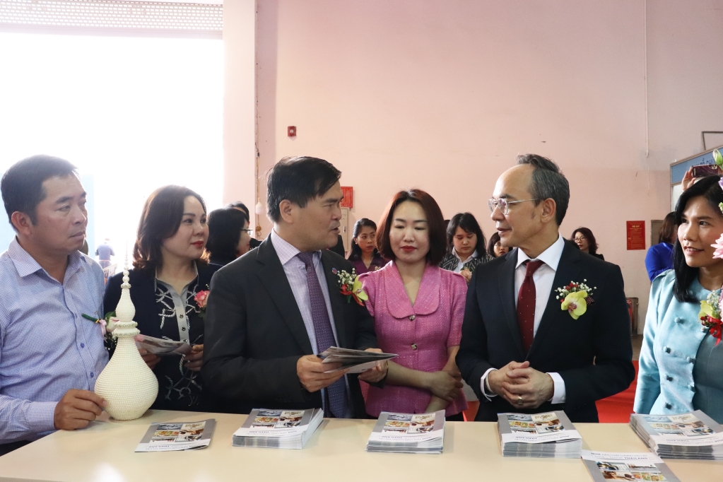 Các đại biểu thăm gian trưng bày sản phẩm của Cục xúc tiến thương mại quốc tế, Bộ Thương mại Thái Lan