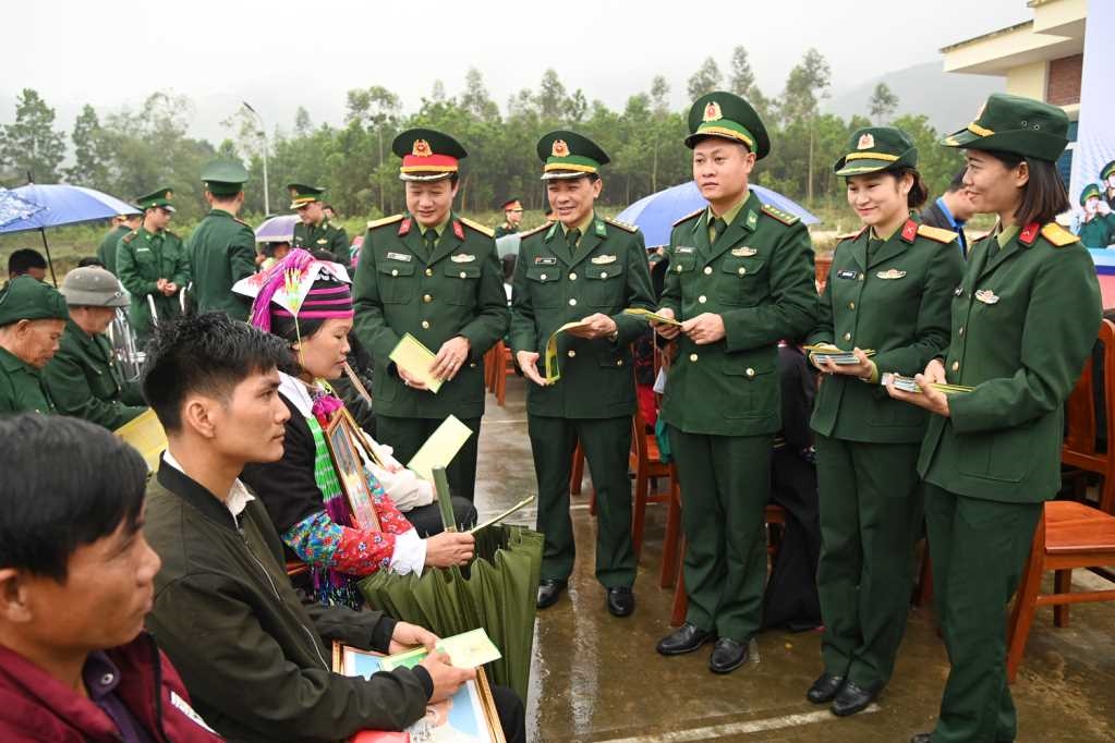 Người dân biên giới được tuyên truyền, phát tờ gấp về Luật biên giới quốc gia, Luật Biên phòng Việt Nam