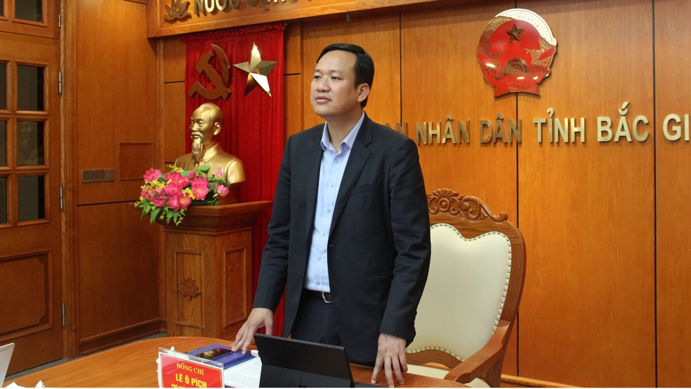Phó Chủ tịch UBND tỉnh Bắc Giang Lê Ô Pích phát biểu chỉ đạo tại hội nghị