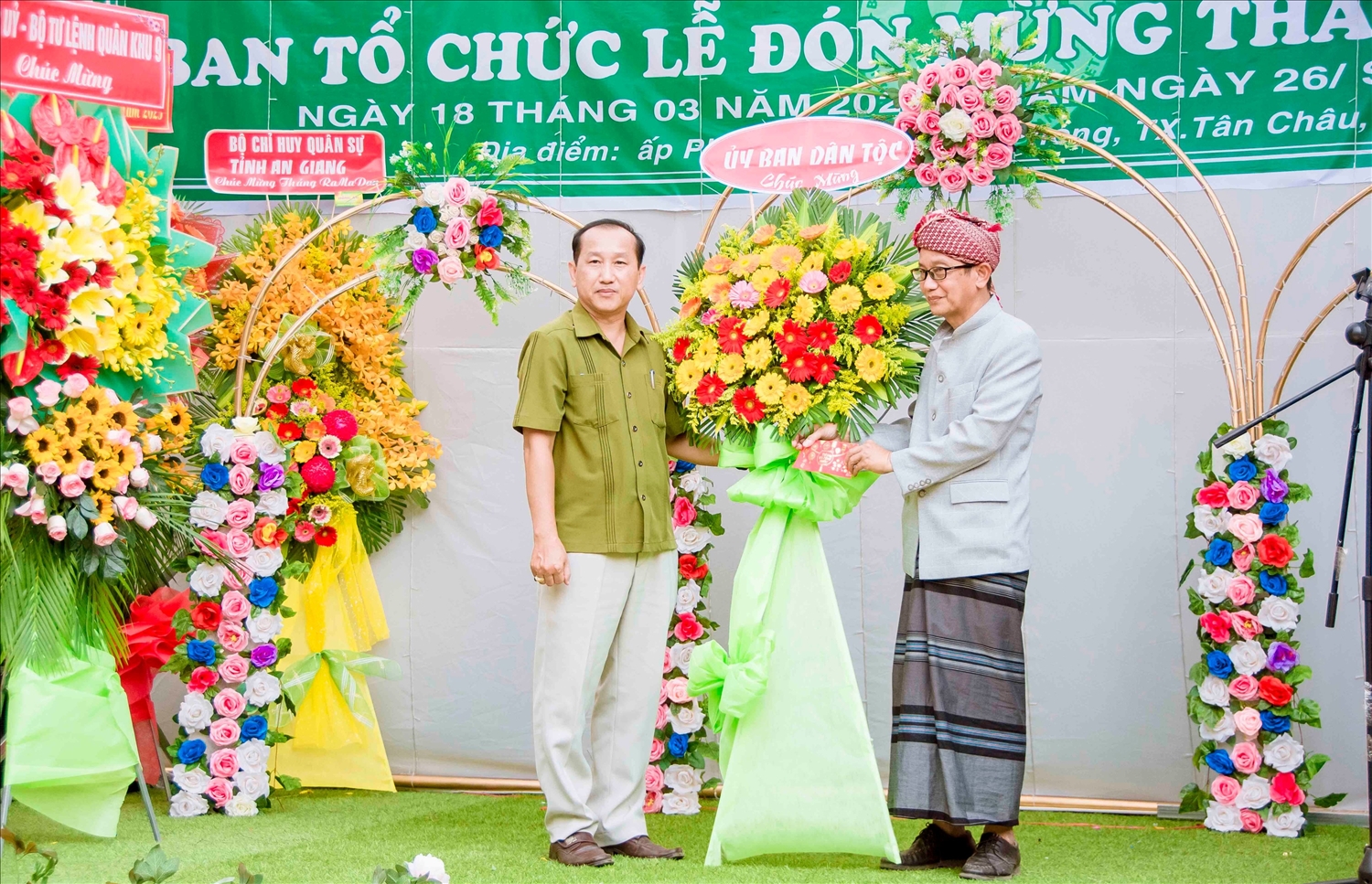 Ông Nguyễn Hoàng Hành - Phó Vụ trường Vụ công tác dân tộc địa phương trao hoa và quà chúc mừng Tháng Ramadan đến ông Haji Jacky