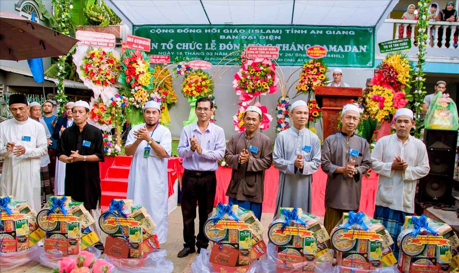 ông Chau Ane - Phó Ban Dân tộc tỉnh trao quà đến Ban Đại diện tiểu Thánh đường 