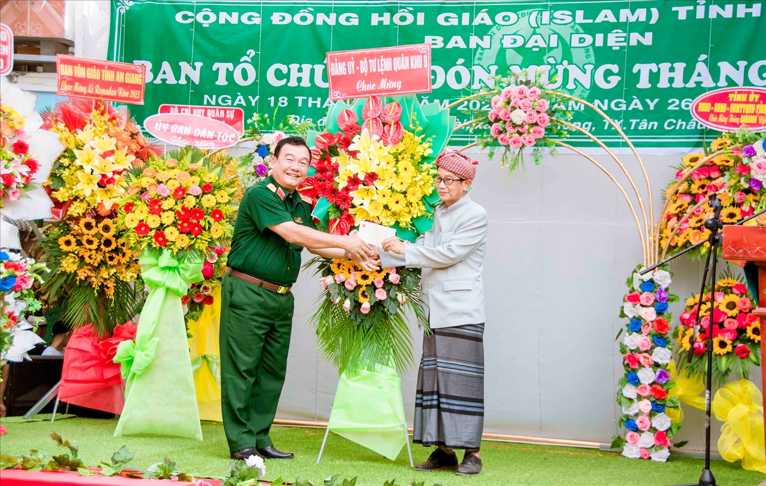 Thiếu tướng Hồ Minh Phương, Phó Chủ nhiệm Cục Chính trị (QK9) trao hoa và quà chúc mừng tháng Ramadan đến ông Haji Jacky