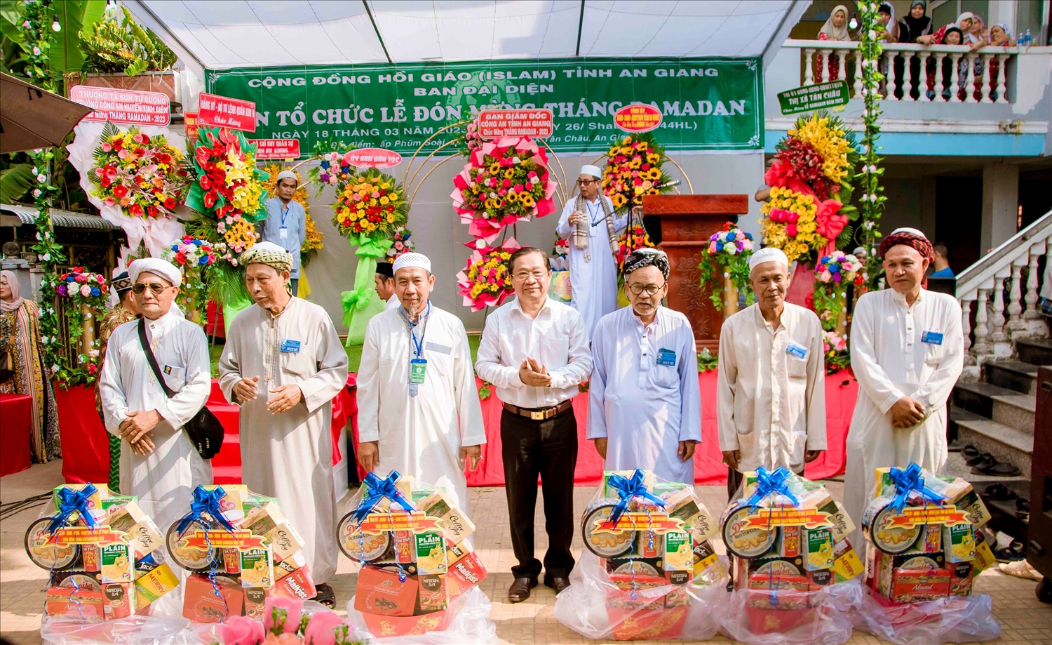 ông Men Pho Ly - Trưởng Ban Dân tộc tỉnh An Giang trao quà đến Đại diện các Thánh đường 