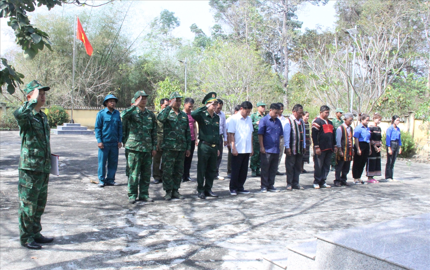 Đội tuần tra dâng hương 71 liệt sỹ tại Bia tưởng niệm Di tích Quốc gia đặc biệt Đường Trường Sơn-Đường Hồ Chí Minh-Bến vượt sông Sêrêpốk