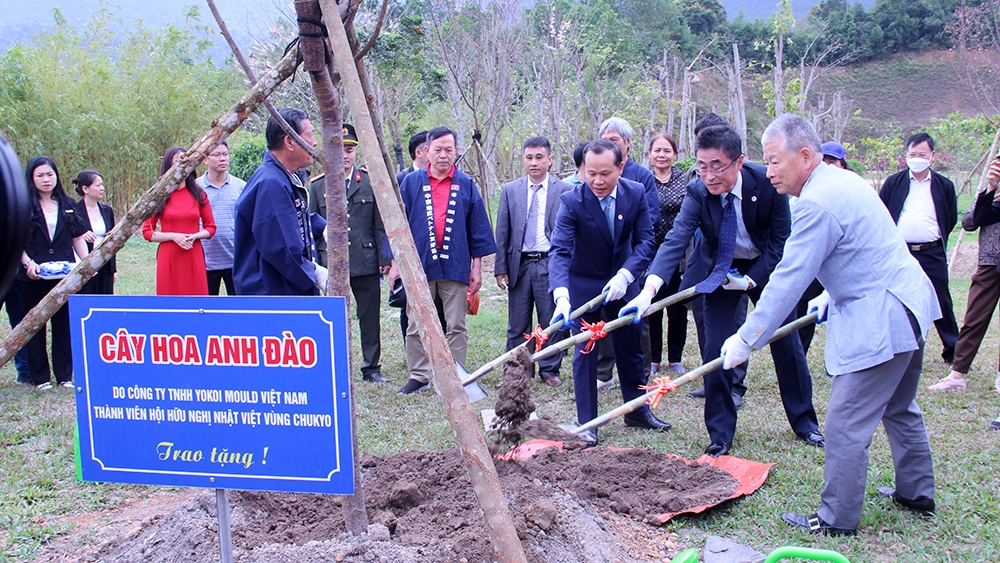 Các đại biểu trồng cây hoa anh đào tại Khu du lịch tâm linh - sinh thái Tây Yên Tử