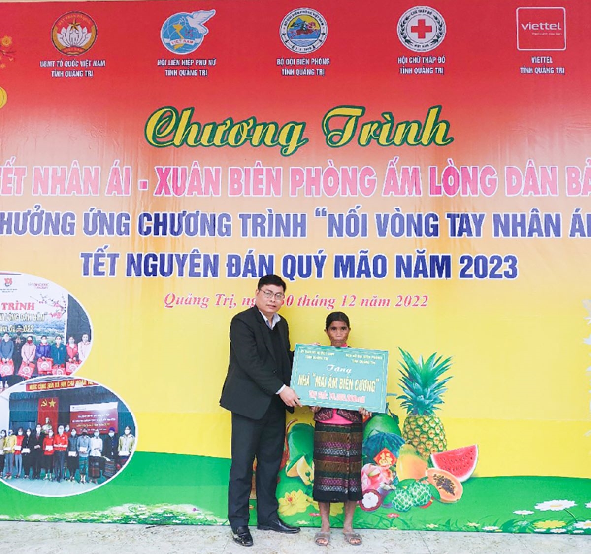 Phó Chủ tịch Ủy ban MTTQ Việt Nam tỉnh Quảng Trị Dương Tân Long trao biểu trưng xây dựng nhà cho hộ nghèo người Bru Vân Kiều Hồ Thị May ở huyện Đa Krông