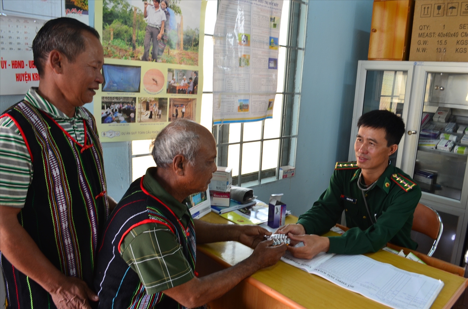Người Thầy thuốc mang quân hàm xanh tỉnh Đắk Lắk, chăm sóc sức khoẻ cho Nhân dân (Ảnh: Lý Thu)