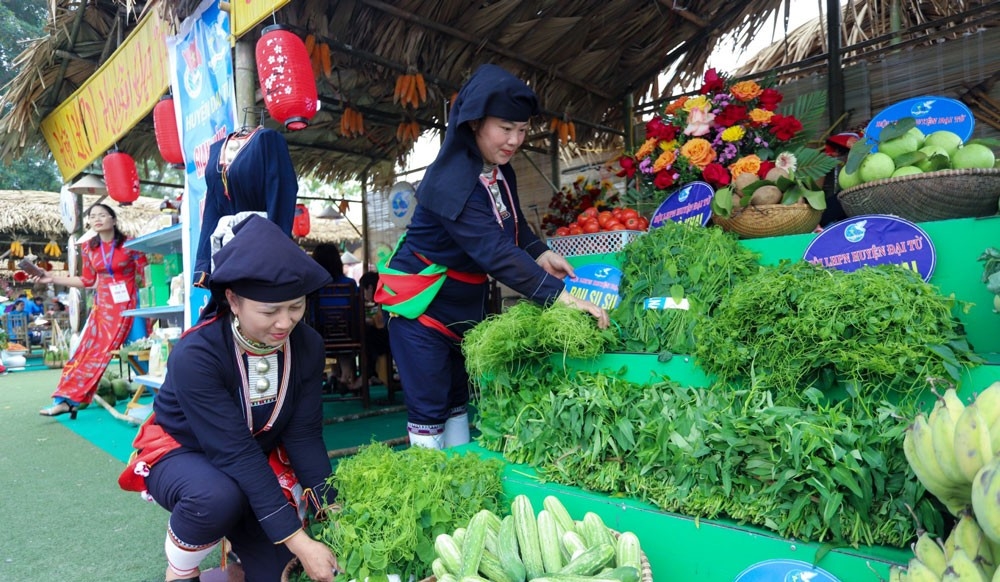 Phụ nữ người dân tộc Dao huyện Đại Từ bên các nông sản giới thiệu tại Ngày hội