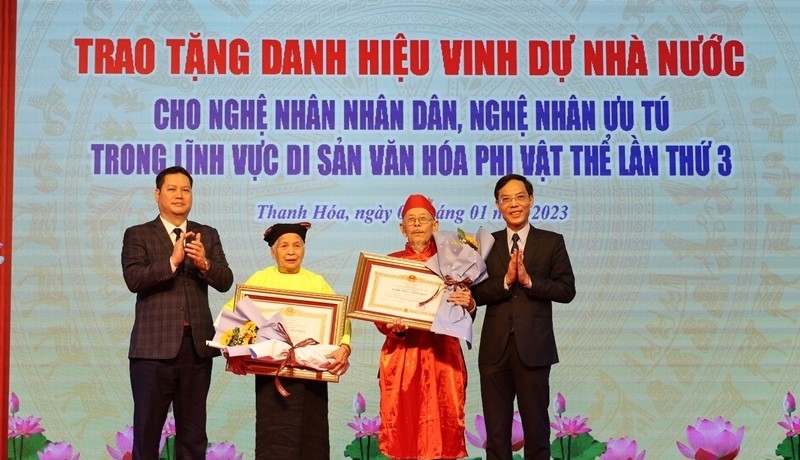 Thừa ủy quyền của Chủ tịch nước, lãnh đạo tỉnh Thanh Hóa trao danh hiệu Nghệ nhân Nhân dân cho bà Phạm Thị Tắng và ông Đỗ Đình Tạ 