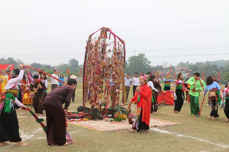 Nghệ nhân dân gian Phạm Thị Tắng (áo đỏ) điều khiển trò diễn Pôồn Pôông tại liên hoan văn hóa các dân tộc tỉnh Thanh Hóa