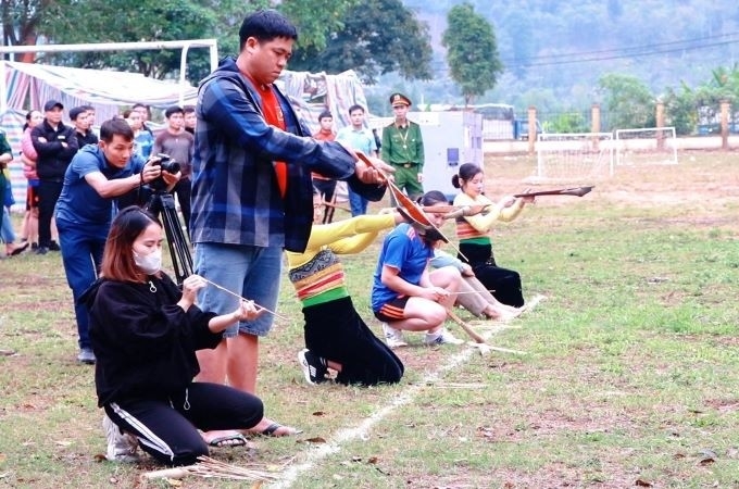 Ngoài ra, trong lễ hội có nhiều trò chơi, trò diễn dân gian mang bản sắc văn hóa dân tộc Thái