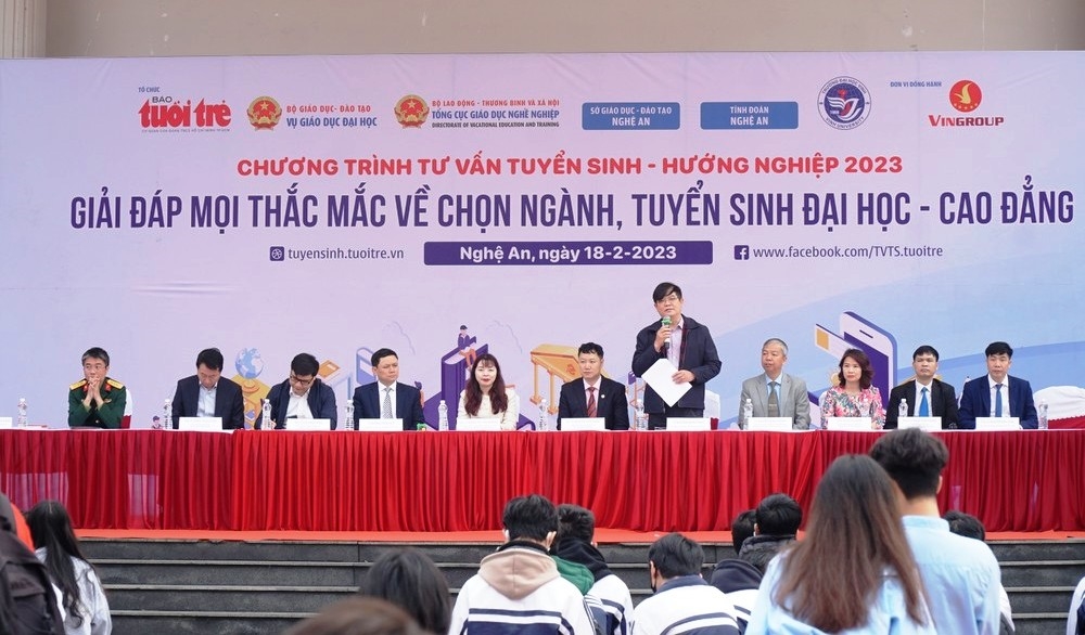 Học sinh đến từ các Trường THPT thành phố Vinh và nhiều trường khác ở khu vực lân cận của hai tỉnh Nghệ An và Hà Tĩnh tham gia Chương trình Tư vấn tuyển sinh – hướng nghiệp tổ chức tại Thành phố Vinh