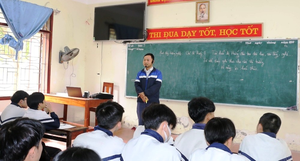 Tiết học hướng nghiệp cho học sinh lớp 12 tại Trường THPT Lê Hồng Phong huyện Hưng Nguyên tỉnh Nghệ An