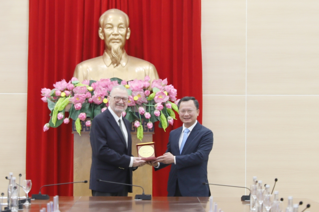Quyền Chủ tịch UBND tỉnh Quảng Ninh Cao Tường Huy chào mừng đoàn công tác USABC đến Quảng Ninh