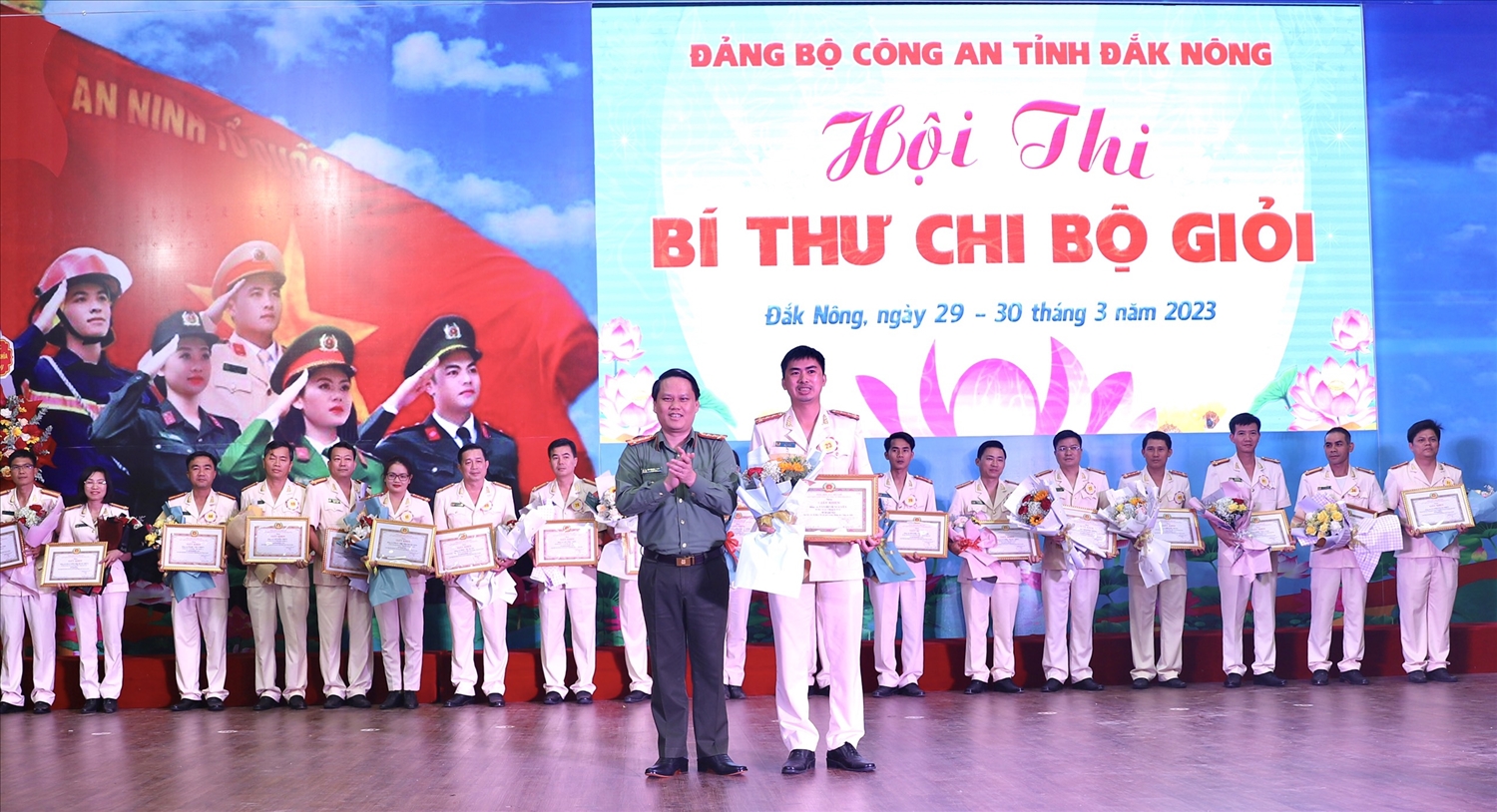 Đại tá Bùi Quang Thanh, Bí thư Đảng ủy, Giám đốc Công an tỉnh trao giải nhất cho thí sinh Tần Đình Nguyên