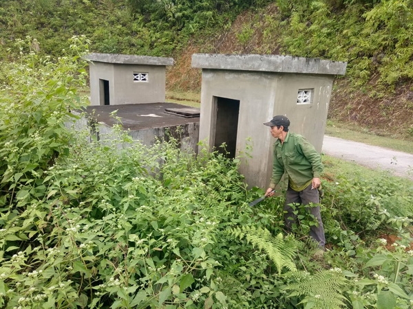 Người dân bên công trình nước bỏ hoang ở khu TĐC Pù Duộc xã Đồng Văn, Quế Phong – Một điểm TĐC di dời do ảnh hưởng của thủy điện Hủa Na