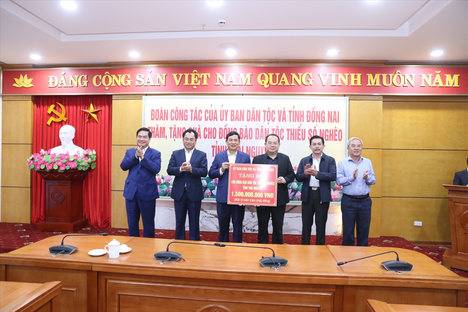 Đoàn công tác Ủy ban Dân tộc và Tỉnh ủy Đồng Nai đã trao hỗ trợ đồng bào DTTS nghèo trên địa bàn tỉnh Thái Nguyên 1,5 tỷ đồng