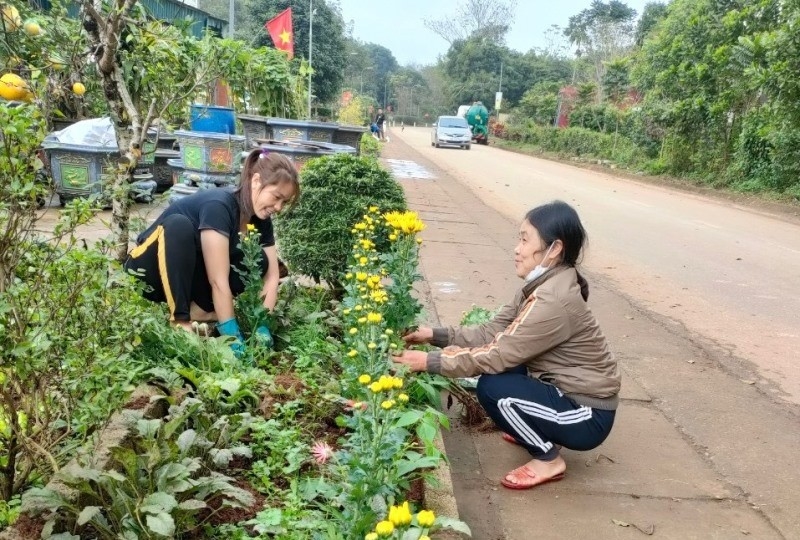 Hội viên, phụ nữ chăm sóc đường hoa, cây xanh tại các vùng núi Thanh Hóa