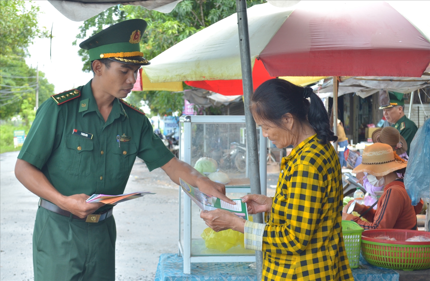 Cán bộ, chiến sĩ BĐBP tỉnh Đắk Lắk tuyên truyền pháp luật kết hợp tuyên truyền về Lễ hội Cà phê Buôn Ma Thuột cho người dân biên giới