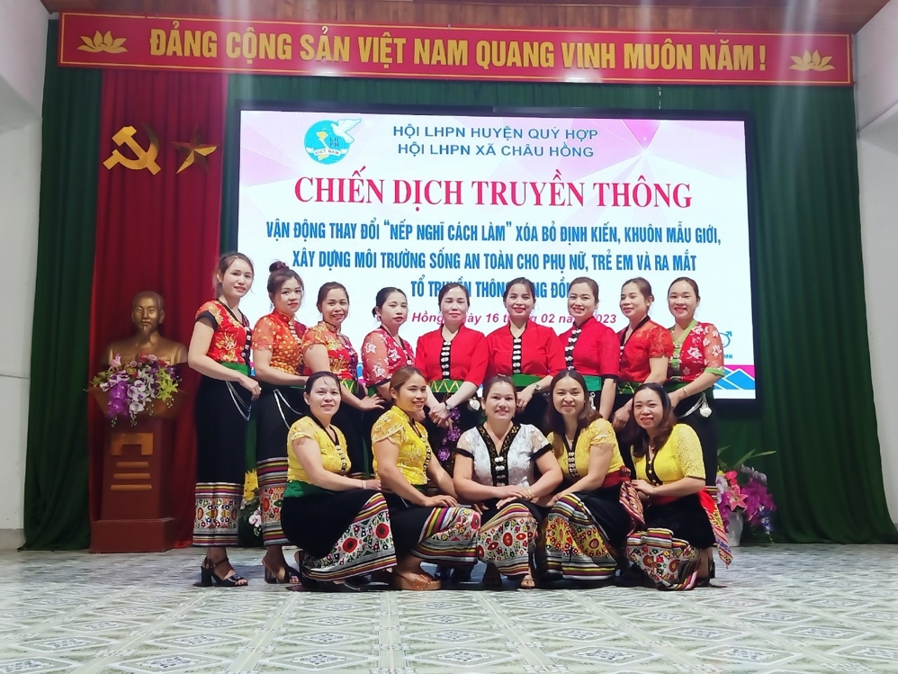 Các chị em phụ nữ tham gia hoạt động truyền thông tại xã Châu Hồng, huyện Quỳ Hợp