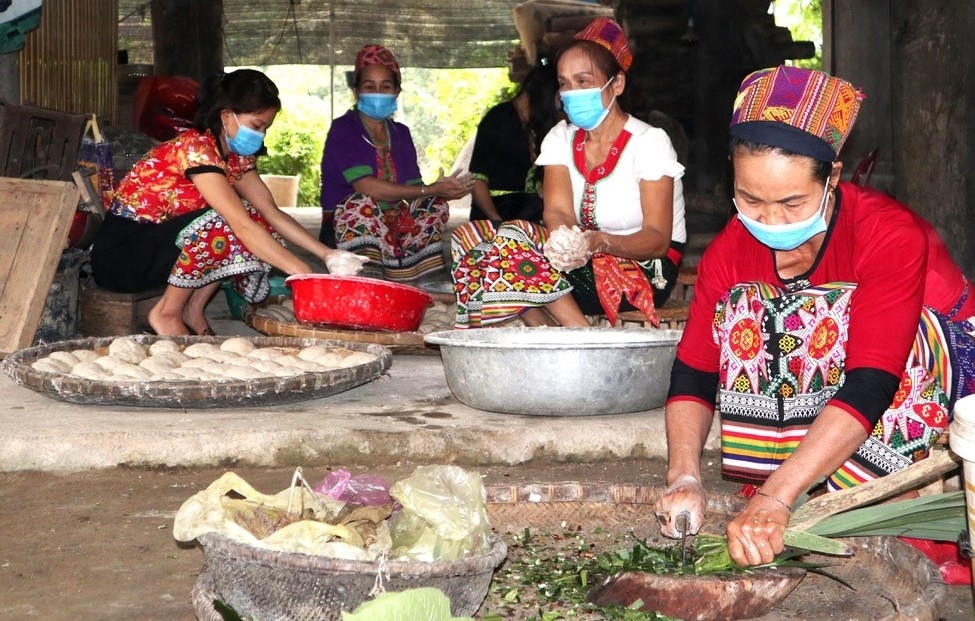 Nhiều chị em ở bản Xiềng, xã Đôn Phục, huyện Con Cuông tham gia tổ nấu rượu men lá cho thu nhập khá