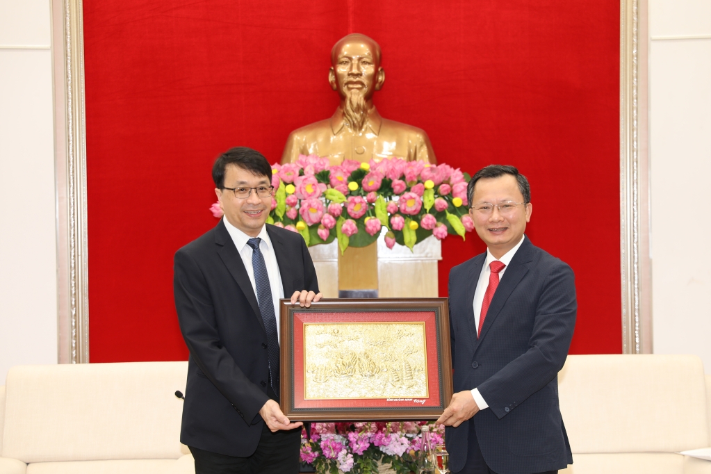 Quyền Chủ tịch UBND tỉnh Quảng Ninh tặng bức tranh Vịnh Hạ Long cho ông Trần Kinh Vĩ, Tổng Giám đốc vận hành toàn cầu, Tập đoàn Jinko Solar