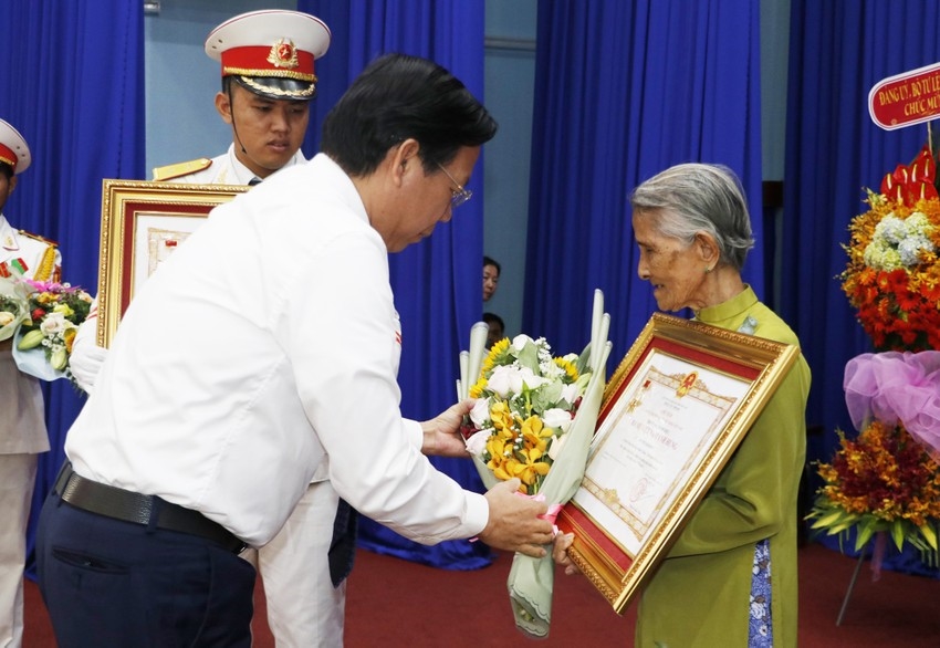 Chủ tịch UBND TP. Hồ Chí Minh Phan Văn Mãi trao danh hiệu Mẹ Việt Nam Anh hùng cho thân nhân của các mẹ