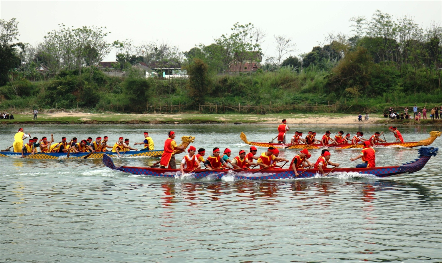 Đua thuyền trên sông Lam tại lễ hội đền Quả
