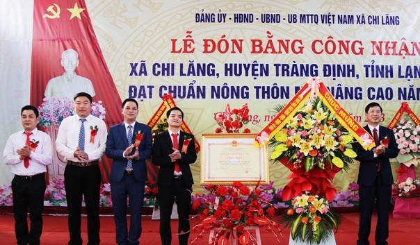 Lãnh đạo Sở Nông nghiệp và Phát triển nông thôn tỉnh Lạng Sơn trao bằng công nhận và tặng hoa chúc mừng xã Chi Lăng
