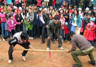 Môn đẩy gậy là một trong những môn thể thao dân tộc thu hút nhiều người dân và khách du lịch tham gia tại các lễ hội