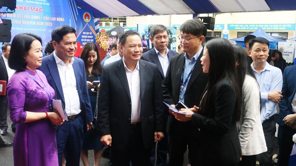 Phó Chủ tịch UBND tỉnh Thái Nguyên Lê Quang Tiến cùng các đại biểu tham quan gian hàng giới thiệu, kết nối việc làm
