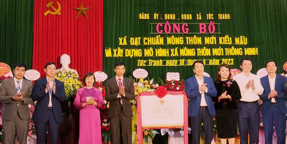 Phó Chủ tịch UBND tỉnh Thái Nguyên Nguyễn Thanh Bình trao Bằng công nhận đạt chuẩn nông thôn mới kiểu mẫu cho xã Tức Tranh
