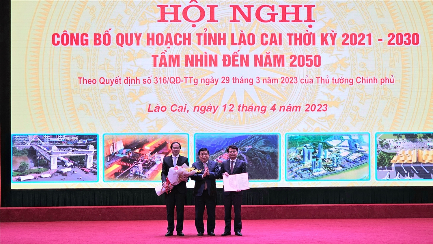 Bộ trưởng Bộ kế hoạch và đầu tư Nguyễn Chí Dũng trao Quyết định của Thủ tướng Chính phủ cho tỉnh Lào Cai