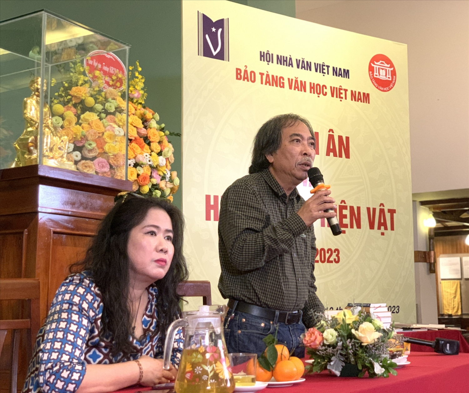 Nhà thơ Nguyễn Quang Thiều, Chủ tịch Hội nhà Văn Việt Nam bày tỏ lòng biết ơn, sự trân trọng đối với các gia đình các nhà văn đã đóng góp những hiện vật cho Bảo tàng