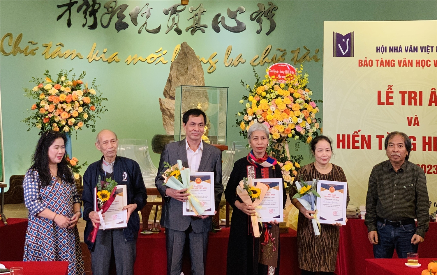 Bảo tàng Văn học Việt Nam tặng hoa tri ân tại buổi lễ