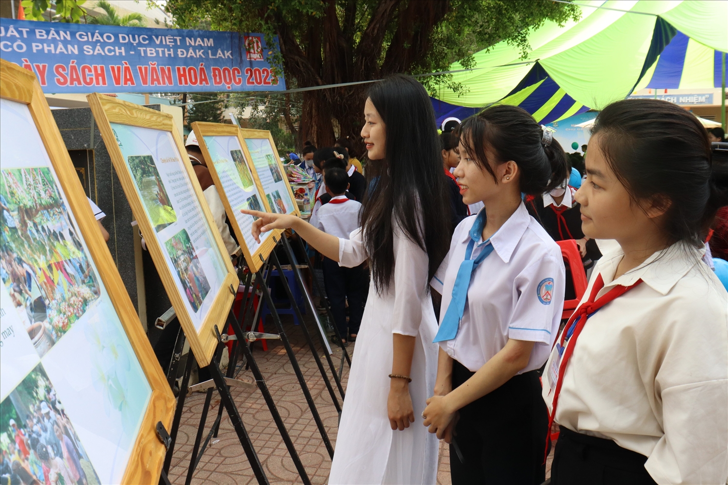 Nhiều học sinh thưởng lãm tranh ảnh nghệ thuật được trưng bày tại chương trình