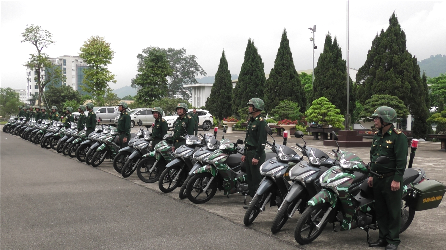 35 chiếc xe mô tô do UBND tỉnh Lào Cai hỗ trợ Bộ đội Biên phòng