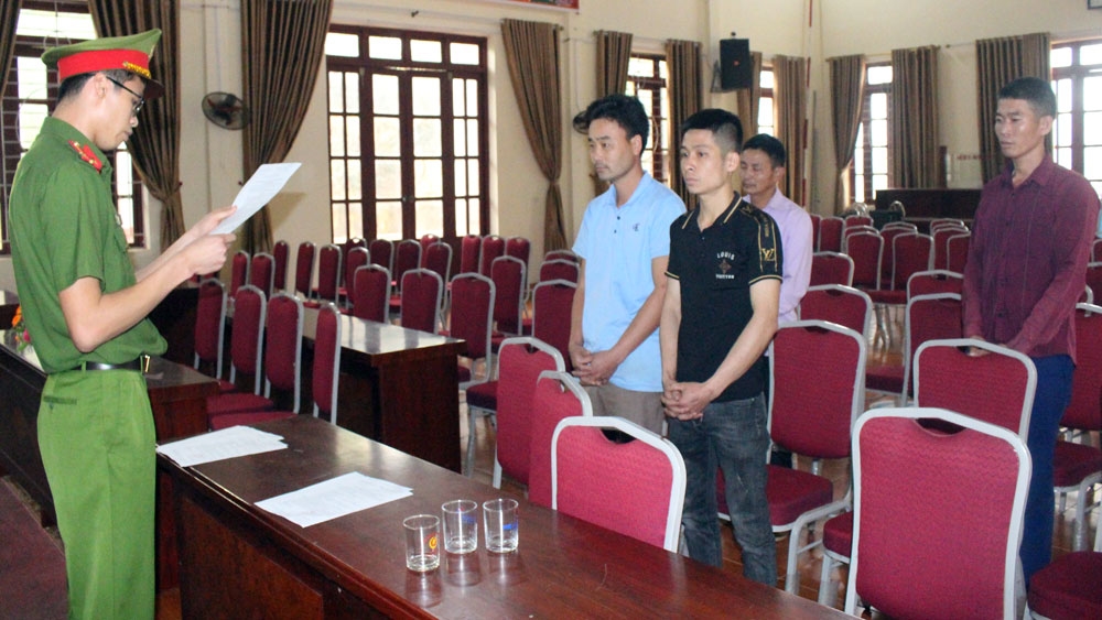 Cơ quan Cảnh sát điều tra Công an huyện Sơn Động đọc quyết định khởi tố bị can