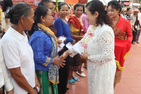 Trưởng Ban Dân tộc Đắk Lắk H'Yâo Knul trao quà cho 20 người hộ đồng bào DTTS có hoàn cảnh khó khăn