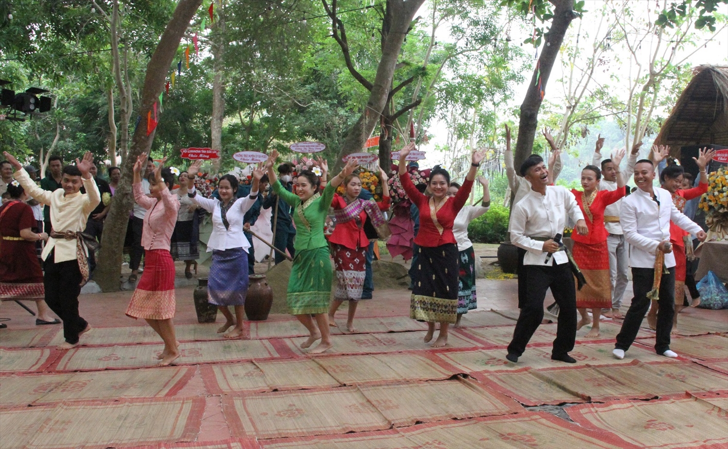Nam thanh nữ tú người Lào xã Krông Na biểu diễn văn nghệ chào mừng