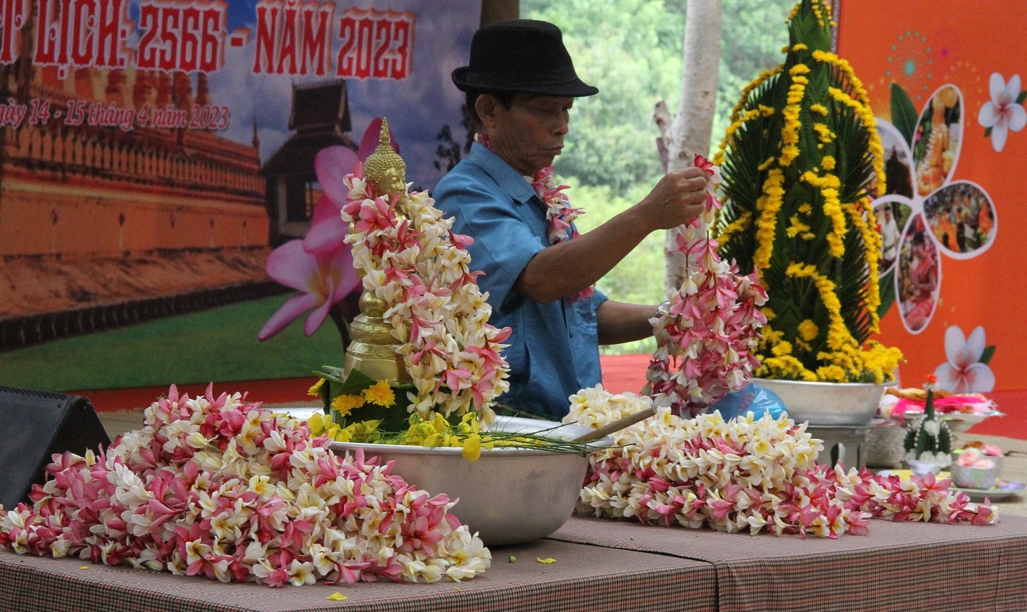 Ban Tổ chức chuẩn bị nhiều chuỗi vòng bằng hoa chăm pa để đeo cho đại biểu