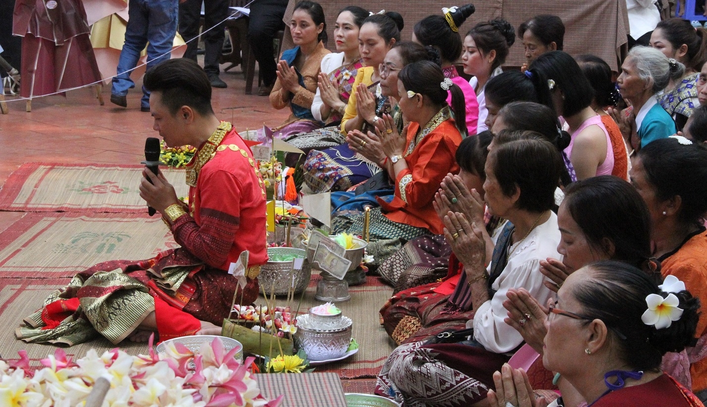 Bà con người Lào tịnh tâm nghe lời niệm kinh cầu chúc năm mới