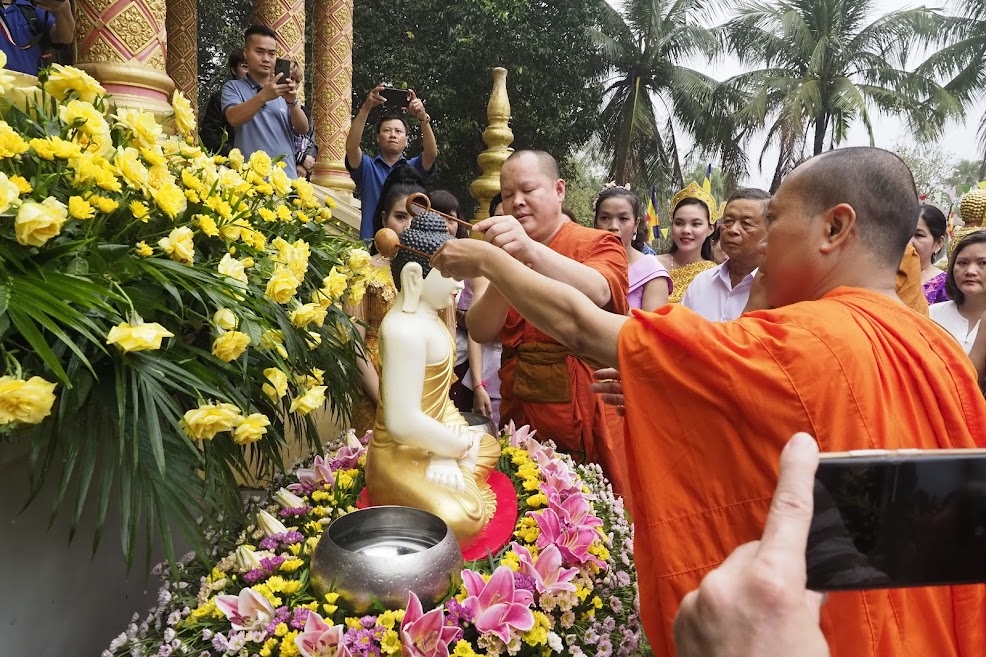 Lễ tắm tượng Phật bằng nước có ướp hương thơm