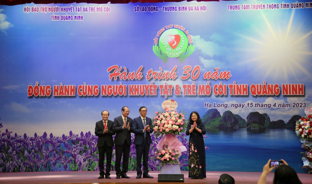 Bà Trần Thị Dung, Phó Chủ tịch Hội Bảo trợ NKT&TMC Việt Nam tặng hoa chúc mừng và biểu dương Hội Bảo trợ NKT&TMC tỉnh Quảng Ninh