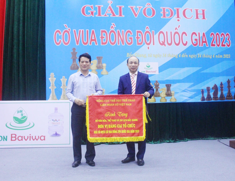 Ông Nguyễn Minh Thắng (bên phải), Phó Chủ tịch Liên đoàn Cờ Việt Nam tặng cờ cho Sở VHTTDL Bắc Giang - đơn vị đăng cai tổ chức giải