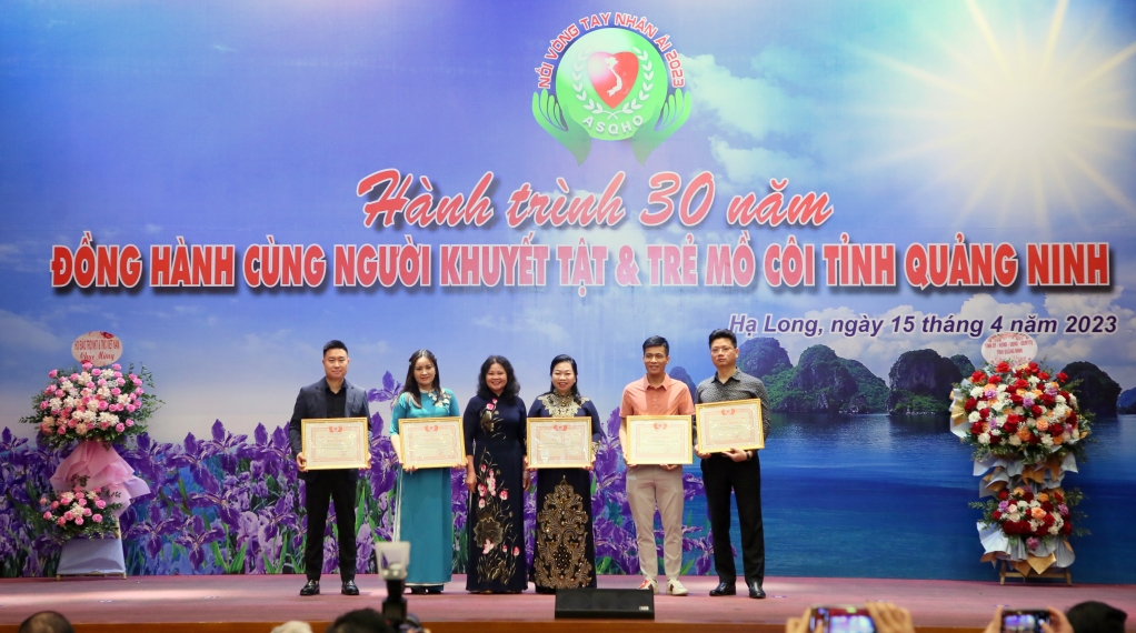 Các cá nhân và đơn vị tiêu biểu trong công tác bảo trợ NKT&TMC tỉnh Quảng Ninh được nhận bằng khen của Hội Bảo trợ NKT & TMC Việt Nam