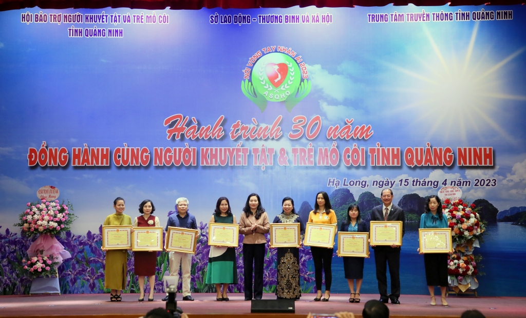 UBND tỉnh Quảng Ninh tặng Bằng khen cho các tập thể, cá nhân có thành tích xuất sắc trong hoạt động bảo trợ NKT, TMC tỉnh Quảng Ninh năm 2022