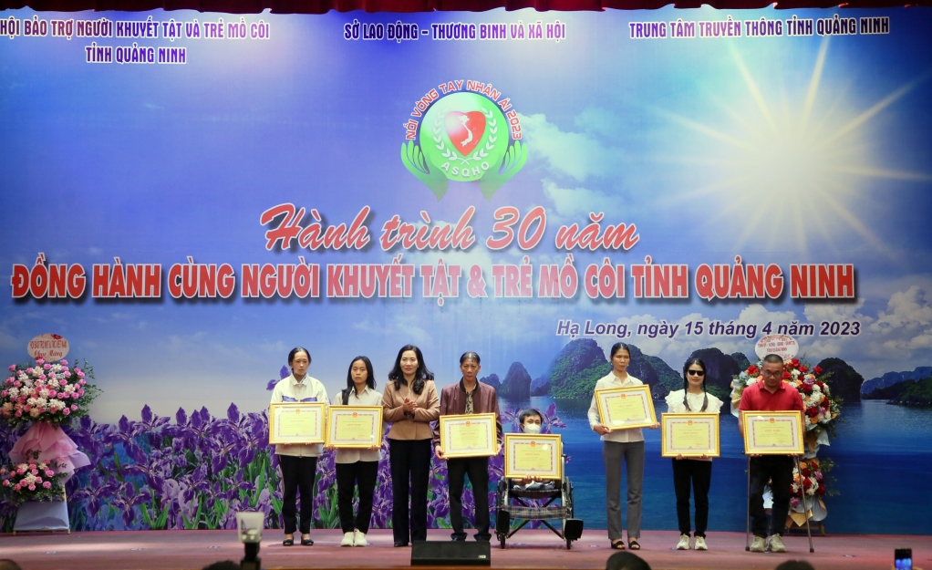 Các cá nhân là NKT, học sinh mồ côi có thành tích tiêu biểu xuất sắc, vượt khó vươn lên trong năm 2022 được nhận bằng khen của UBND tỉnh Quảng Ninh