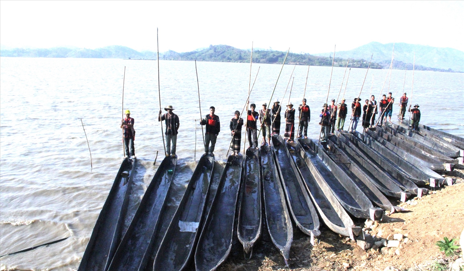 Những chiếc thuyền độc mộc gắn bó lâu đời với đồng bào M’Nông huyện Lắk